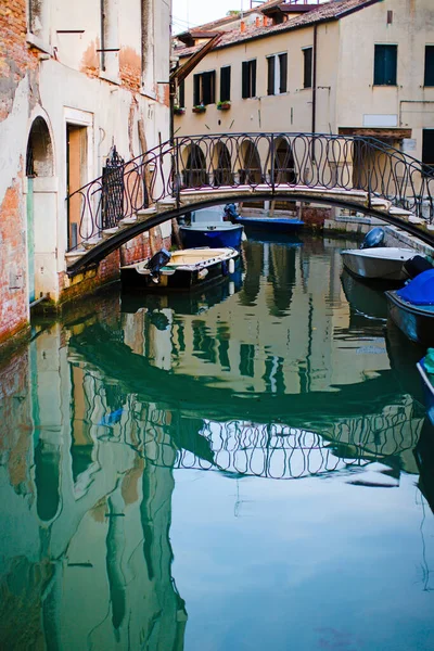 Venedik Dar Bir Sokakta Kanalın Üzerindeki Köprü — Stok fotoğraf