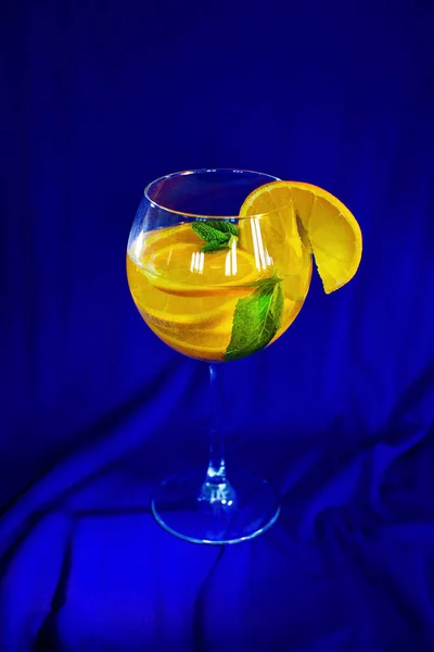 Glas Mit Orangensaft Und Minze Auf Blauem Hintergrund — Stockfoto