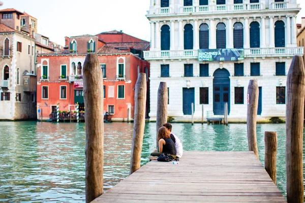 Una Pareja Sienta Venecia Con Los Pies Colgando Agua — Foto de Stock