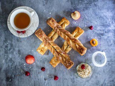 Masada çörekler, bir fincan çay, böğürtlen ve Herkül, üst manzara.