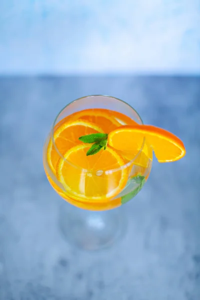 Bebida Naranja Con Rodajas Naranja Vaso Sobre Fondo Azul — Foto de Stock