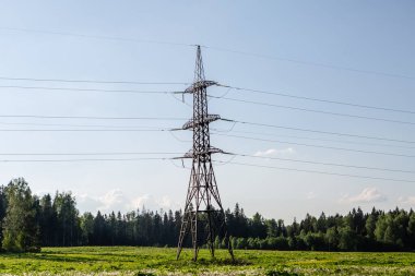 Güç hattı direği sahada