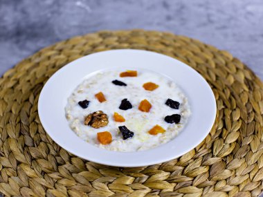 Meyve ve fındıklı Herkül lapası