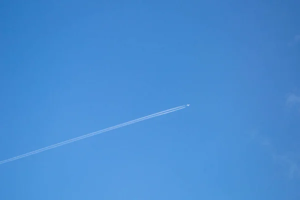 Het Vliegtuig Vliegt Blauwe Lucht — Stockfoto