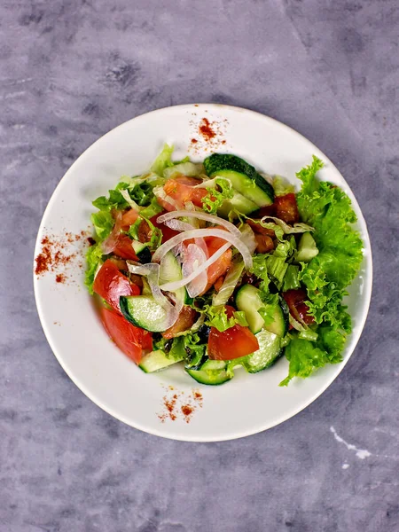 Salatalık, domates ve soğanlı sebze salatası.