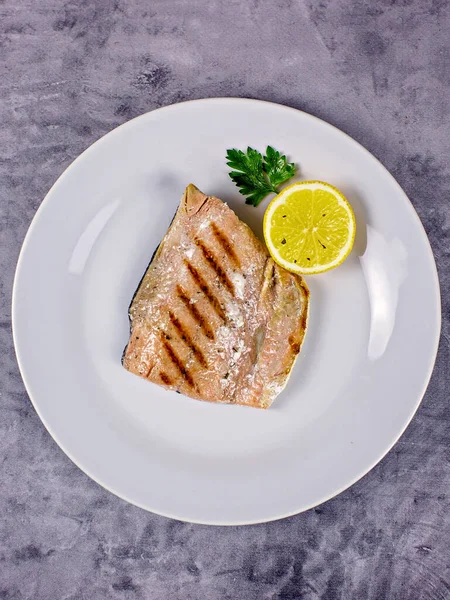 Tabakta limonlu somon balığı