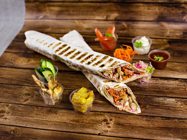 Patates, sebze ve soslu kebap.