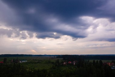 Köyün üzerinde büyük bir bulut