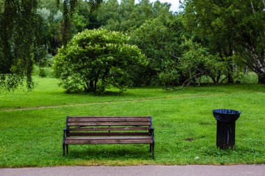 Parktaki bank ve çöp tenekesi