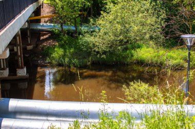 Nehirdeki borular sarı