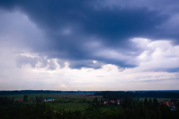 Große Blaue Wolke Über Dem Dorf — Stockfoto