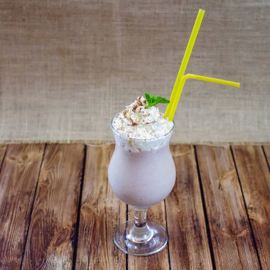 Krem şantili ve naneli kokteyl.