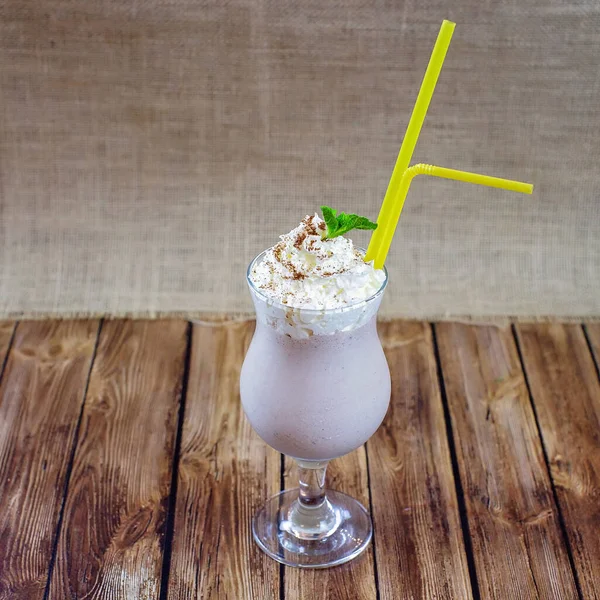 Krem şantili ve naneli kokteyl.