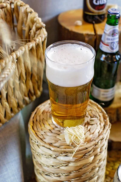 Een Glas Licht Bier Tafel — Stockfoto