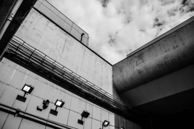 Gökyüzüne karşı siyah beyaz köprü