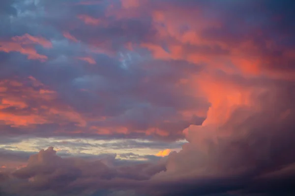 日没時の大きなオレンジ色の雲 ストックフォト