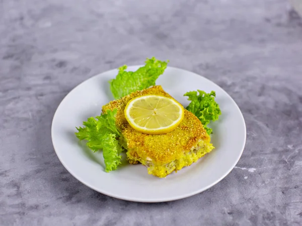 Fischfilet Mit Zitrone Auf Einem Teller lizenzfreie Stockbilder