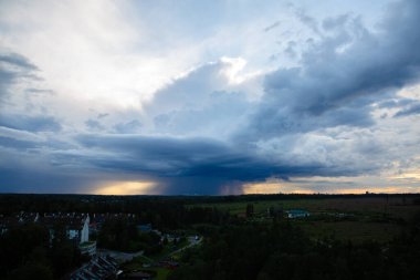 Ufukta yağmur yağan büyük bulut
