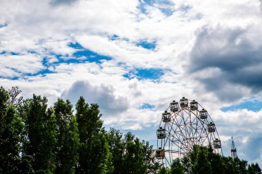 Parktaki dönme dolap.