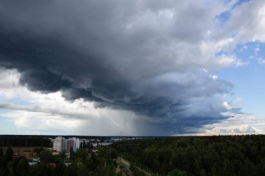 Şehrin üzerinde büyük mavi bir bulut