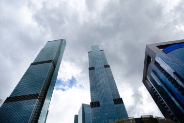 Moskova şehir kuleleri bulutların arka planına karşı