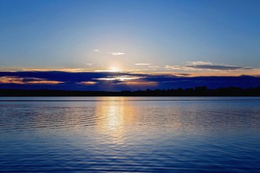 Gün batımında gölde güneş