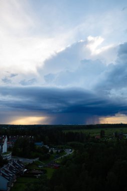 Köyün üzerinde büyük mavi bulut
