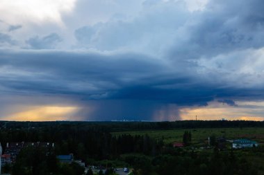 Ormanın üzerinde yağmurlu büyük bir bulut.
