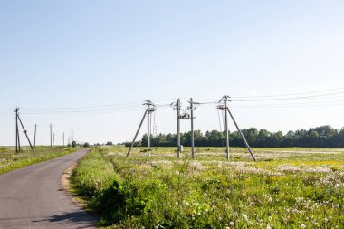 Şehrin dışındaki elektrik direkleri.
