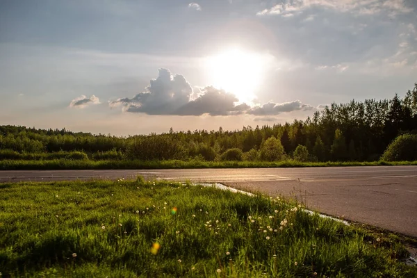 Cesta Mimo Město Při Západu Slunce — Stock fotografie