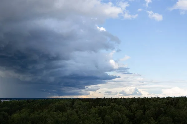 Große Wolke Über Dem Wald — Stockfoto
