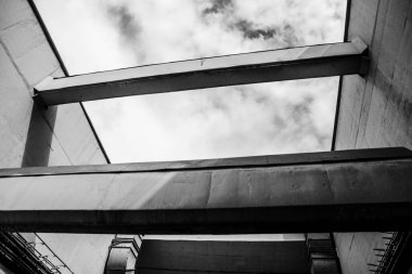 Bir köprü parçasının siyah beyaz fotoğrafı