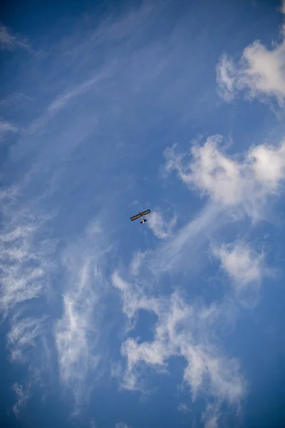 天空中带着云彩的飞机 — 图库照片
