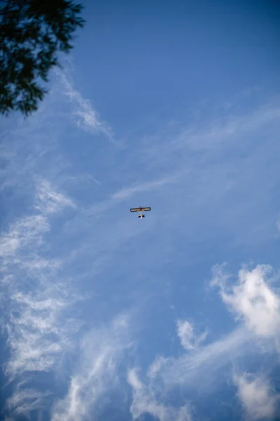 Het Vliegtuig Vliegt Lucht Met Wolken — Stockfoto