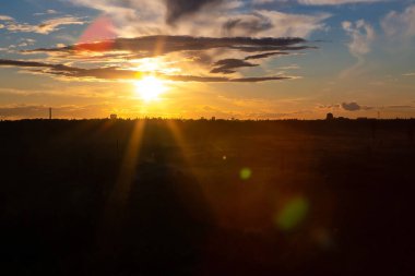 Gün batımında güneş ışınları