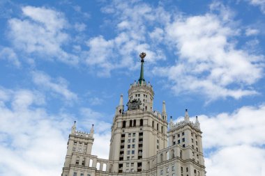 Gökyüzüne karşı eski bina