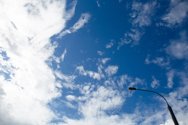 Lanterna Contra Céu Nuvens — Fotografia de Stock