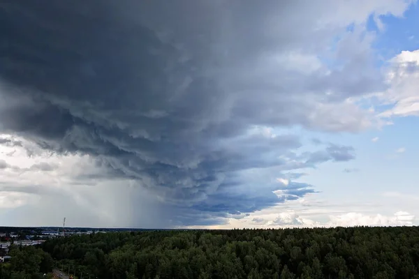 Große Wolke Über Der Stadt — Stockfoto