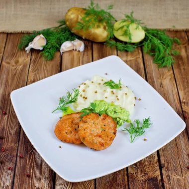 Beyaz tabakta patatesli pirzola