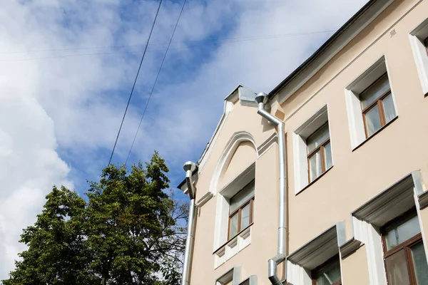 莫斯科一座旧建筑的拐角处对着天空 — 图库照片