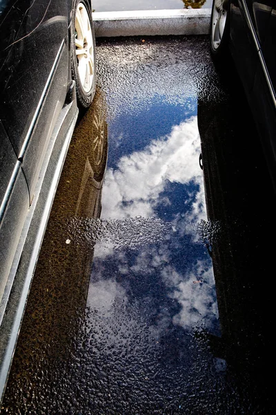 Refleksi Roda Mobil Dan Awan Dalam Genangan Air — Stok Foto