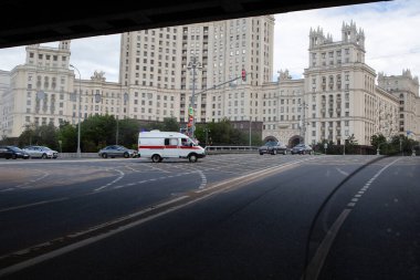 Ambulans şehirden geçiyor.