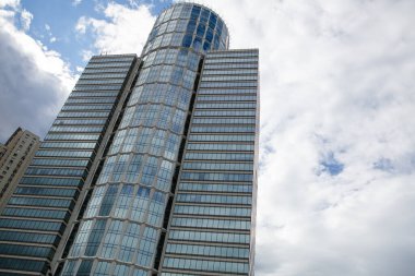 Gökyüzüne karşı modern çok katlı bina