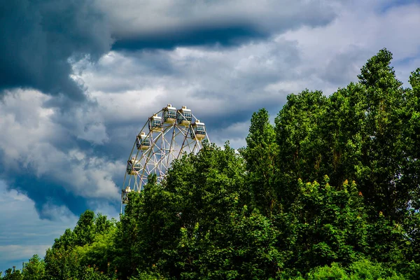 Ferris Wheel Background Green Trees Clouds — Stock Photo, Image