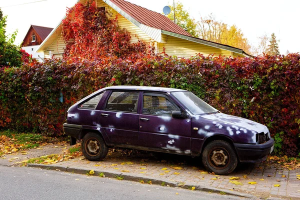 Old Eggplant Colored Car Parked House — Stock Photo, Image