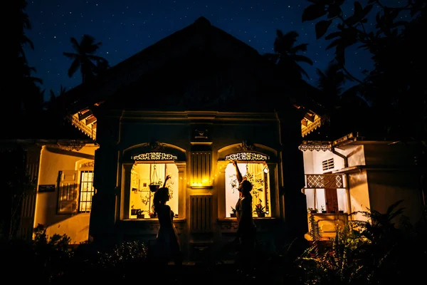 Una Pareja Enamorada Adorna Casa Con Una Guirnalda Chico Chica Imagen de archivo