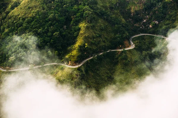 山の道 Quadcopter からの道 山の中の曲がりくねった道 雲の山 スリランカの風景 山は植生で覆われています 航空写真 — ストック写真