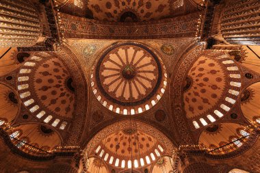 Güzel tavan cami içinde. Sultanahmet Camii kubbe renkli traceries ve Antik Arapça hat ile dekore edilmiştir. Sultanahmet Camii, Sultanahmet iç görünümü. Caminin tavan mozaik