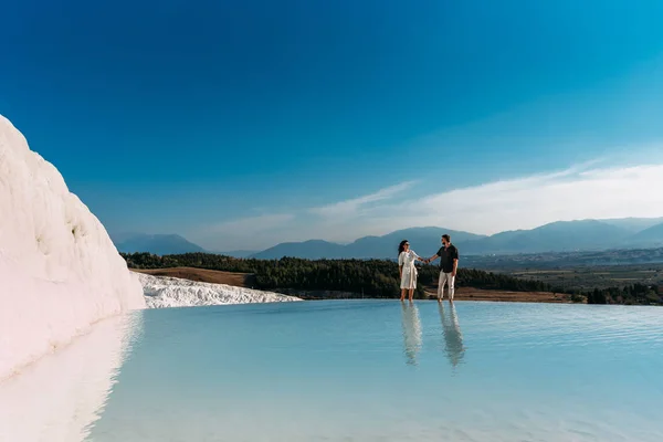 新婚旅行 男と女の旅します 山湖での愛のカップル パムッカレのカップル トルコへの旅行します 新婚旅行 男と女の旅します トルコの観光スポット 新婚ほやほやの夫婦 — ストック写真