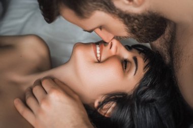Bir çift aşık yapar seviyorum yatakta. Adam ve kız öpüşme. Sevgi dolu bir çift seks. Çift yatakta. Düğün gecesi. Seviş. Aşıklar yatakta. Seks bir erkek ve bir kadın arasında. Seviyorum. Öpücük. Hassasiyet